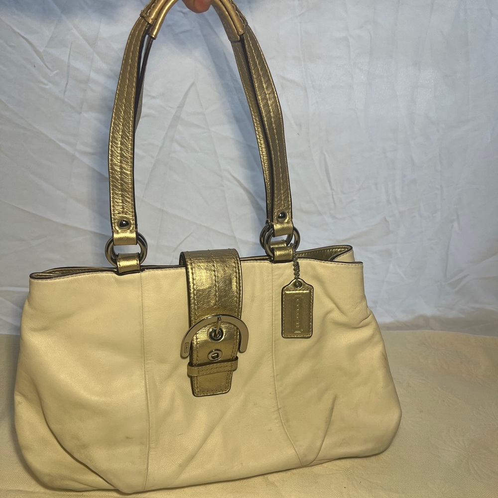 White Coach shoulder bag. Leather.